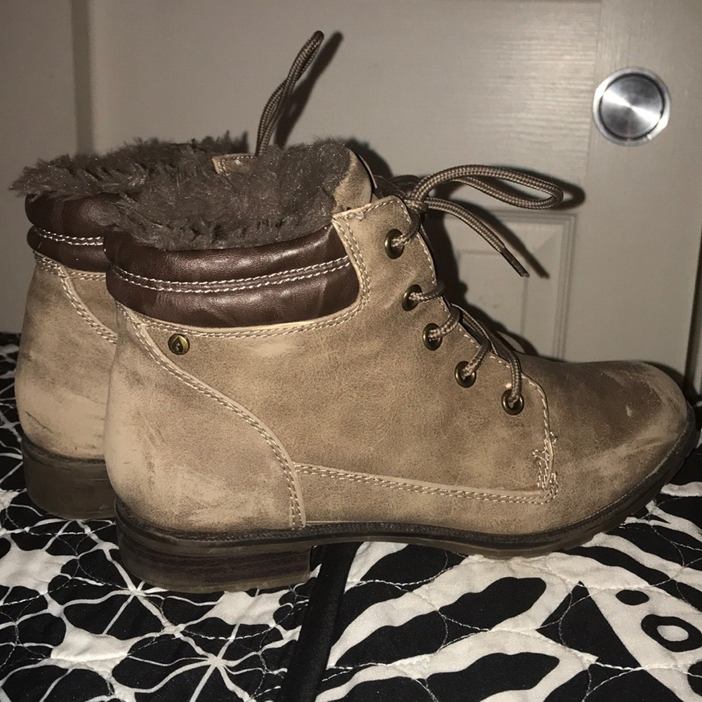 I am selling some cute brown boots!